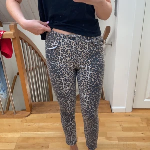 Byxor från bikbok storlek S - byxor i Jeansmaterial från bikbok i Leo mönster. Använda ett fåtal gånger. Passar 36/34 