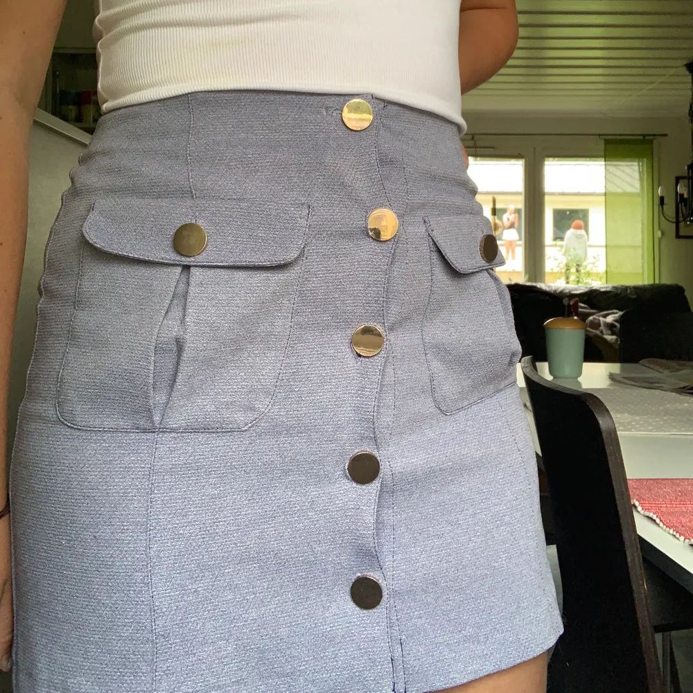 Lila/blå minikjol med guldfärgade knappar, fickorna är riktiga och går att använda! 40kr+frakt. Kjolar.