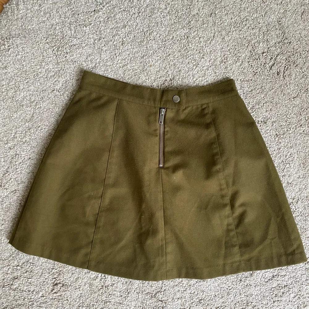 Grön kjol i lite tjockare material från Gina i stl S. Frakt ingår. Kjolar.
