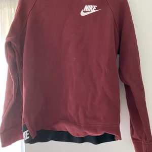 Nike crewneck  - Cool nike vinröd crewneck. Säljer pga att den inte kommer till användning☹️