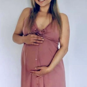 Gravid klänning från Asos - Gravid klänning från Asos i storlek 38, använt bara 2 gånger. Köpare betalar frakt :)