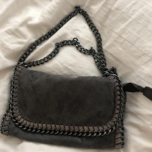 väska grå - liten väska i bra skick, men båda långa och korta band som man kan styla lite hur man vill.                                                                         Inkl frakt 