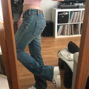 Lågmidjade jeans - Superfina lågmidjade utsvängda 00-tal jeans. Köpta second hand men tyvärr alldeles för långa för mig som är 165 cm, skulle gissa att de passar någon 175 cm eller längre. Passar mig i midjan som har xs/s. Kan mötas i Stockholm annars betalar köpare frakt. 