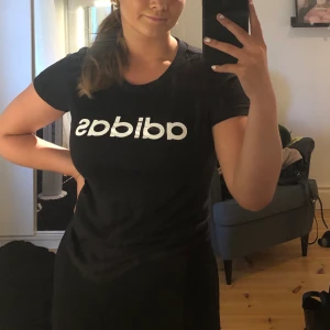 Adidas T-Shirt - Frakt ingår i pris! 