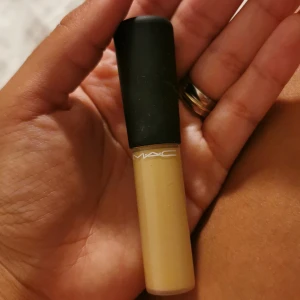 MAC Mineralize Concealer  - MAC  Mineralize Concealer NC25 (säljs pga fel färg) köpts för 215 kr