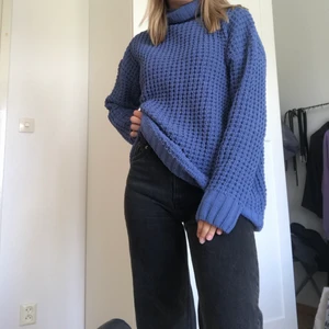 Stickad tröja - En stor stickad tröja med hög krage. Frakt tillkommer!