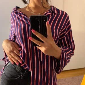 Skjorta strl M - Oversized skjorta från H&M strl M, använd 1 gång så i nyskick💖💜 kan mötas upp i Lund, annars tillkommer frakt✨
