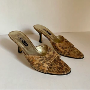 Mules slip ins 36 leopard klackar - Köpta second hand men oanvända av mig. Klackhöjd ca 7 cm (mätt bak) I ett mycket fint skick! Har ju lappar kvar.