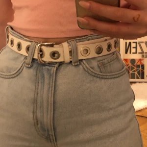 Vitt skärp - Vitt skärp med silverdetaljer. Hålen går hela vägen runt så passar alla storlekar. Väl använt men i fint skick. Kan mötas i Stockholm annars betalar köpare frakt. Säljer även andra skärpet på sista bilden. 