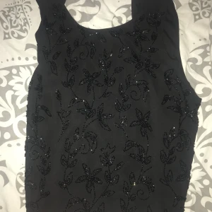 Linne med pälor - Använd 1 gång, jätte fint linne som tyvärr inte kommer mer till användning. Frakten ingår i priset💗 köpt för 400kr 