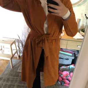 Tunn kappa i fake mocka.  - Endast använd fåtal gånger, utan anledning. Väldigt skön till sommarkvällar då den är tunn men fungerar oxå bra med hoodie osv under.