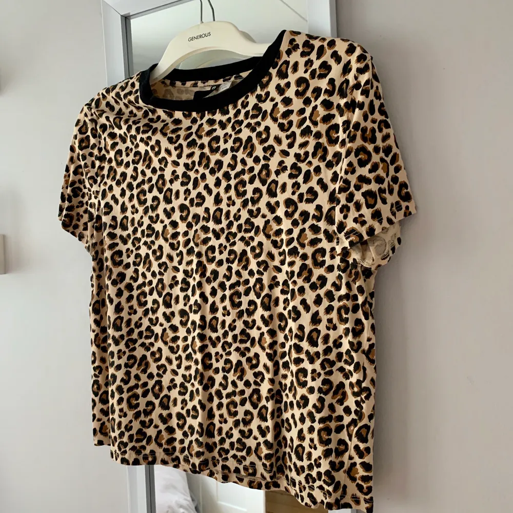 T-shirt med leopardtryck från HM som är i väldigt fint skick då den är använd vid väldigt få tillfällen 🖤🧡 frakt tillkommer och vid flera köpare blir det budgivning som avslutas 24 timmar efter första budet. T-shirts.