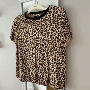 Leopard-T-shirt från HM - T-shirt med leopardtryck från HM som är i väldigt fint skick då den är använd vid väldigt få tillfällen 🖤🧡 frakt tillkommer och vid flera köpare blir det budgivning som avslutas 24 timmar efter första budet