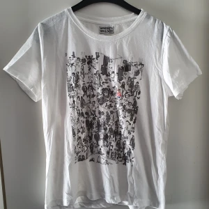 Vit t-shirt med tryck - Vit t-shirt med tryck i storlek L, tycker dock den är rätt liten i storleken och mer som ca S/M. Fraktkostnad blir 45kr.