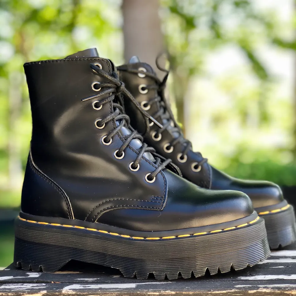 Inköpta i fel storlek, använda ett fåtal gånger för att prövas, men i princip i nyskick, nypris mellan 2150-2429:-☺️  💛 Dr Martens Jadon Grova flatform-boots 🧡 Storlek 36 🤍 Exkl. frakt. Skor.