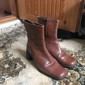  -  Bruna skinnboots Begagnade men fint skick frakt tillkommer Pris kan diskuteras Djur finns i hemmet