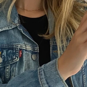 Jeansjacka Levis  - Snygg och skön jacka från Levis. funkar med det mesta. Använd ganska mycket men syns inte alls några täcken på användning 