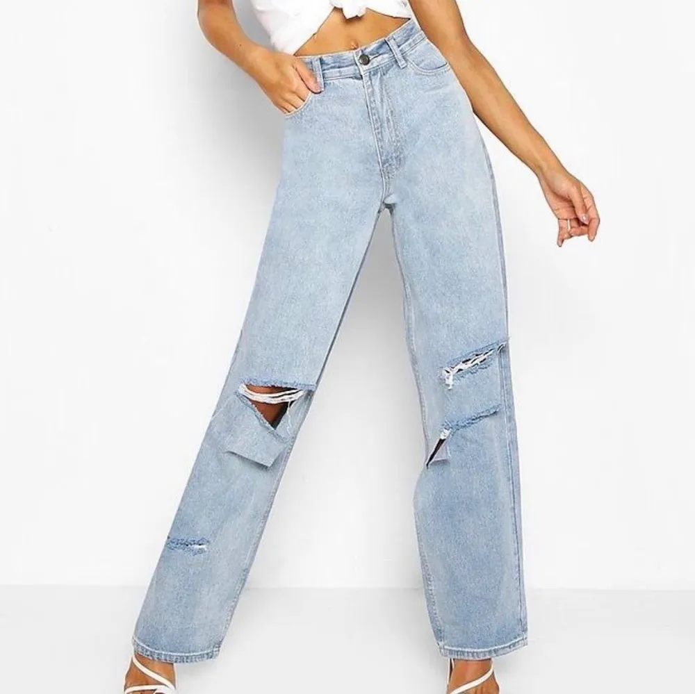 Fick hem mina jeans från boohoo men måste sälja dom då dom sitter alldeles för stort. Är 166 och dom är i modellen ”tall” ‼️ buda i kommentarerna, frakt: 67kr. Jeans & Byxor.
