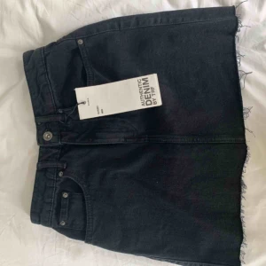 - Svart jeanskjol från Zara i strl XS. Jättefin och aldrig använd då den tyvärr är förliten för mig.💓
