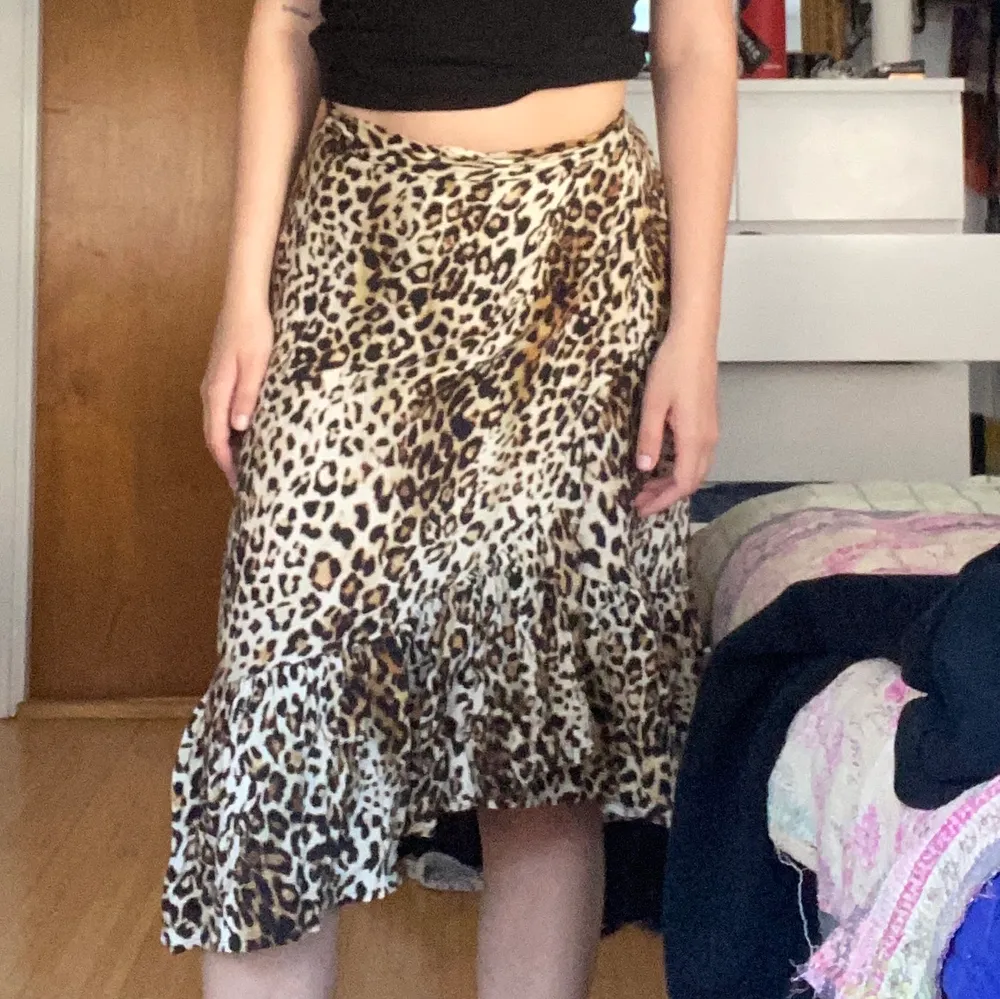 leopard print wrap skirt. it’s a great summer skirt and a perfect beach skirt. size is pretty adjustable cause it’s a wrap skirt. shipping is 59kr. . Kjolar.