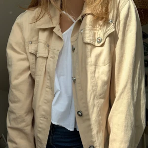 Beige jacka - En tunn jacka i härlig beige färg, bra tjocklek då den varken blir för varm eller kall om du stylar den rätt! 🧚🏽‍♀️
