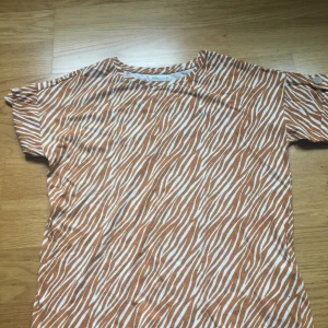 t-shirt - jättefin t-shirt, aldrig använd.