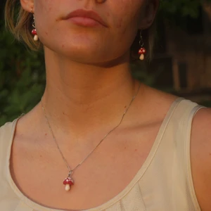 Örhängen  - Örhängen i form av svampar. Gjord av lera med ett glänsande topplack 