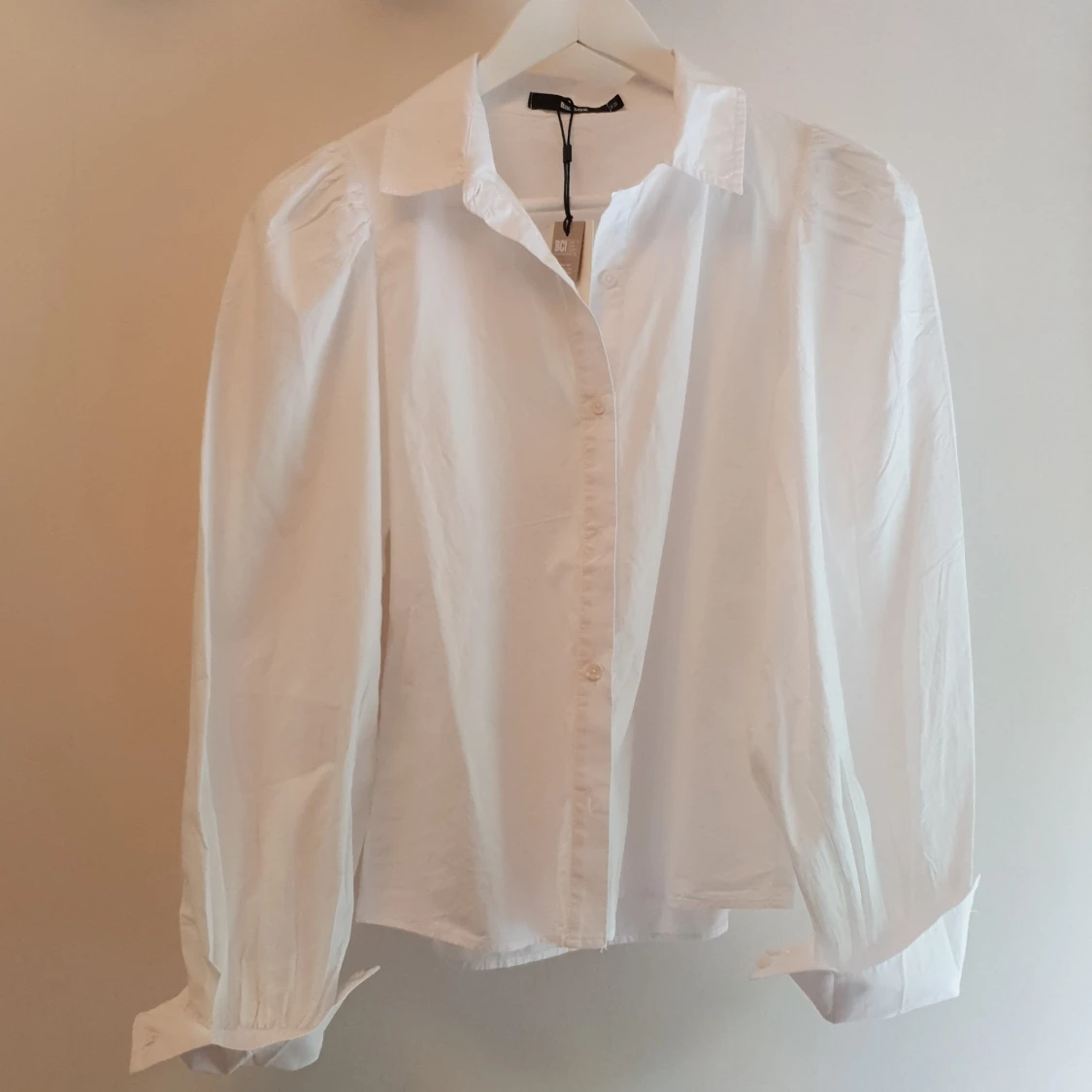 Oanvänd! Vit skjorta med ballongärmar  - 90