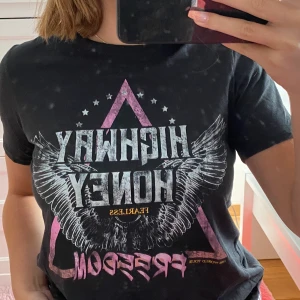 Vintage T-shirt  - Vintage tröja från Gina, super cool och udda ❤️