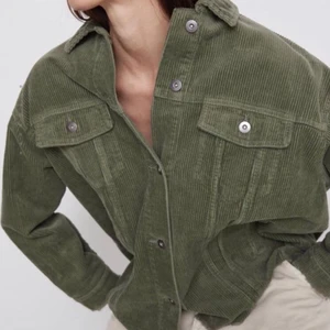 Zara grön manchesterjacka  - Nästan oanvänd jacka från Zara. Jackan har inga defekter, dvs är som ny. Finns det några frågor så är de bara att skriva:) Frakt står köparen för 