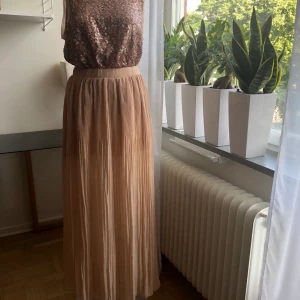 Plisserad kjol - Ljusrosa plisserad kjol. Sparsamt använd och är som ny. Resår i midjan.