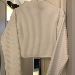 Tröja  - Fin tröja från prettylittlething som jag knappt andvänt 