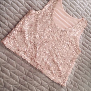 Paljettprydd croptop - Superfin topp fylld med bronsiga paljetter. 
