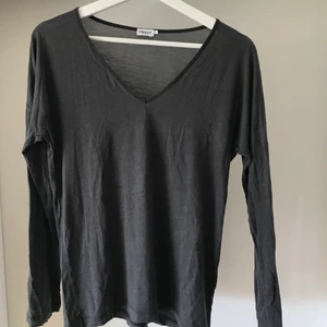 Filippa K softsport - En sååå skön långärmad T-shirt från Filippa K softsport. Köparen står för frakten.