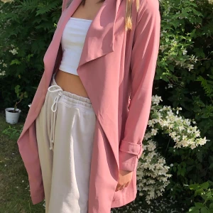 Fashion Nova kappa - En gammalrosa kappa från Fashion Nova. Knappt använd.
