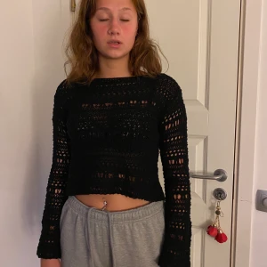 Stickad crop top - ÄLSKAR DENNA också men jag har vuxit ur den (därav min kompis bär den). Står storlek L men som ni ser så passar den min kompis i S. Passar en sval sommar dag🌞