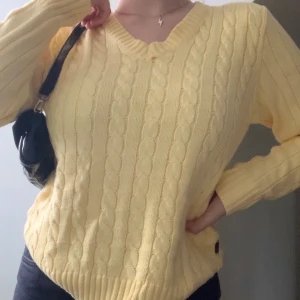 stickad tröja  - super söt ljusgul stickad tröja, storlek L men skulle mer säga M! köparen står för frakten💕🦋