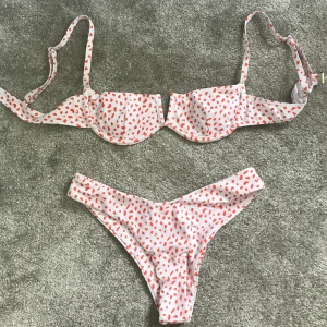 Shein bikini - Säljer denna super fina bikini från shein, som aldrig är använd. Säljes pågrund av att den inte kommer till användning Storlek S, skulle säga att den är normal till storleken. Om fler är intresserade startas budgivning. Köparen står för frakt! 🥰