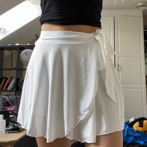 Jätte fin vit omlott kjol i storlek S. 100kr och frakt tillkommer💕