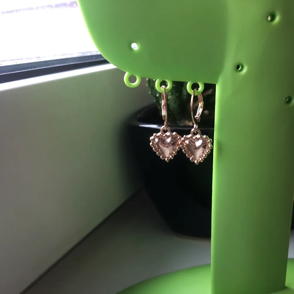 Supersnygga och trendiga örhängen. Örhängena är oanvända och frakten kostar 11kr oavsett hur många smycken man köper!!. Accessoarer.