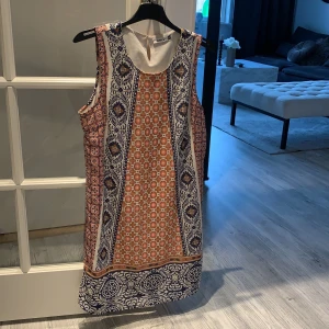 Klänning stl 36 - Klänning med mönster och färger. Stl 36. Frakt tillkommer.