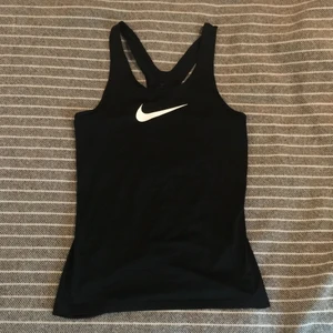 Tränings linne, strl M, NIKE  - NIKE tränings linne köpt på stadium för ungefär 2 år sedan men bara använd fåtal gånger. Mycket bra skick och passform. Fungerar perfekt till träning, mycket luftig och andningshål för tyget på baksidan. 