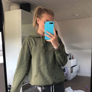 Hm hoodie - Grön hoodie från hm i storlek xs. Fint skick och mitt pris är 75 kr.
