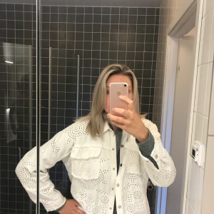 Jacka från zara - Jacka från Zara⛅️ Frakten är inkluderad i priset! 100kr om vi möts upp (Örebro)⭐️