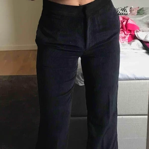 Manchesterbyxor från Zara - Säljer dessa supersnygga utsvängda manchesterbyxorna ifrån Zara. Köpta här på Plick men säljer pga att dom inte passade helt. Mycket bra skick och önska verkligen de passade. Säljer för priset jag köpte för! Frakt tillkommer💞 (bilder från förra säljaren)☺