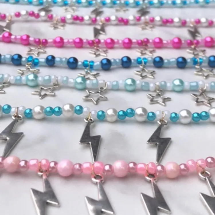 Handgjorda pärlhalsband gjorda av mig! 🤩 finns massa fler sorter på min instagram!!😍😍 @yougojewelry 😘. Accessoarer.