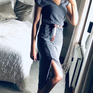 Marlene Birger inspirerad  - ▫️Marlene Birger inspirerad klänning med slits ▫️Skärp är inte inkluderat utan enbart för styling syfte ▫️Storlek S ▫️Mycket gott skick ▫️Frakt 66 kr