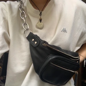 Bumbag från bershka - Bumbag från bershka köpt i Milano, köparen står för frakten<3