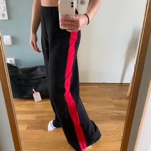 Helt nya byxor från Boohoo - Jättesnygga byxor med revär från Boohoo i strl 36 (men passar 24). Aldrig använda, prislappen är kvar. Dom är ganska långa, jag är 160, om jag står på tå så blir dom bra i längden. Kan mötas upp i Malmö, annars står köparen för frakt!