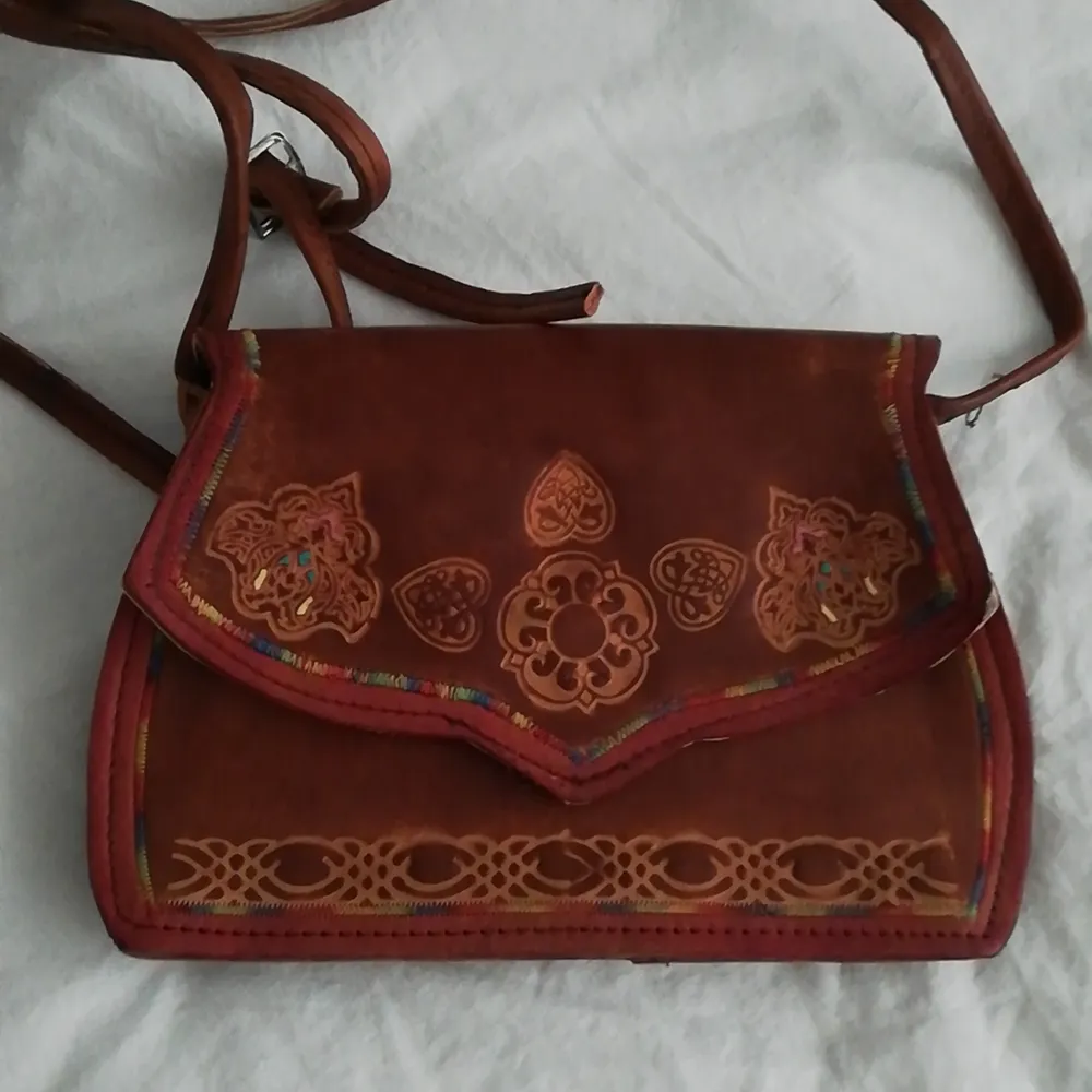 Handmade bohemian leather bag. Brown with red blue and yellow detailing. . Väskor.